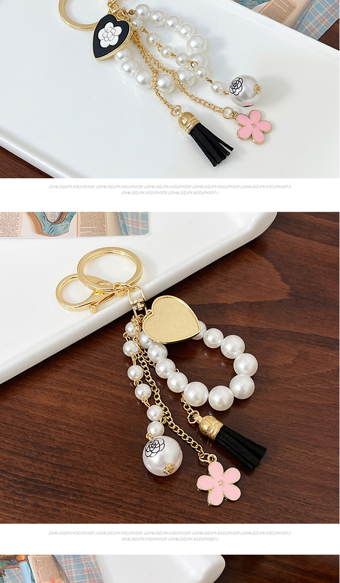 女性に人気なパール付きバッグチャーム