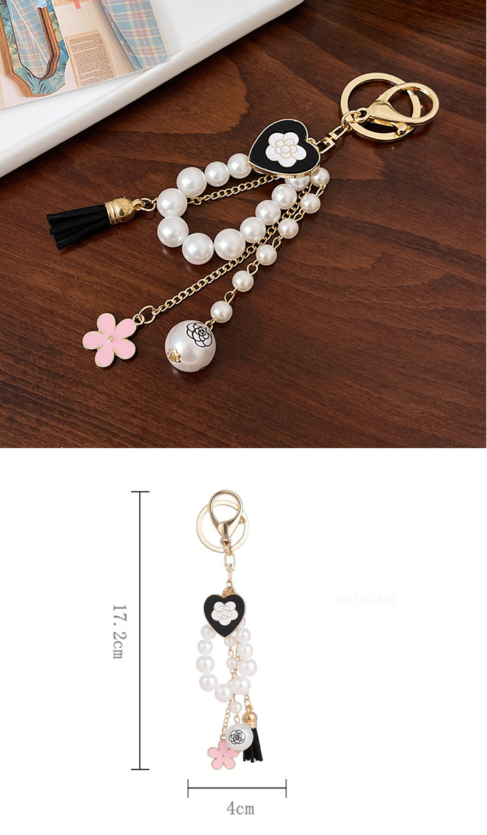 女性に人気なパール付きバッグチャーム