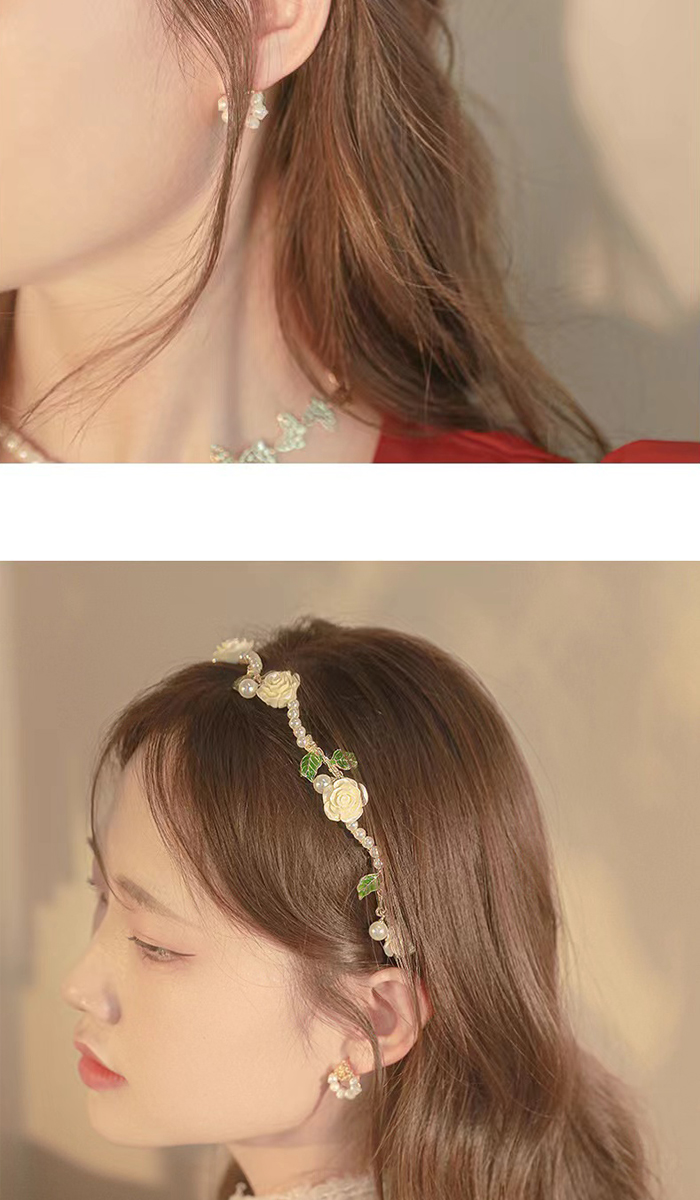 女性に人気なヘアアクセサリー　カチューシャ