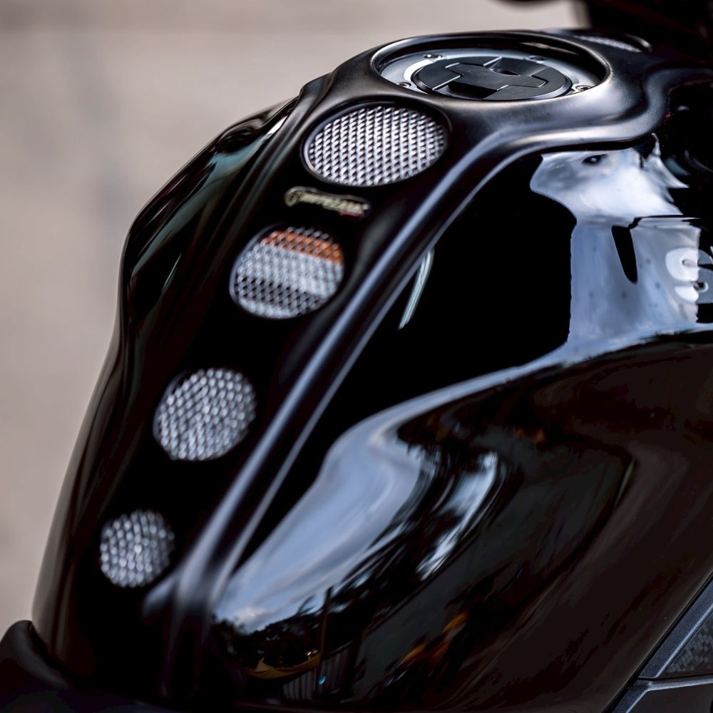 スズキ（SUZUKI） MOTOZAAA製 燃料タンクセンターカバー ガスタンク