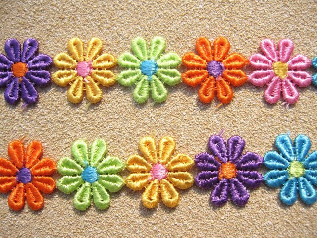 送料無料 小さな 花びら 連続 レース 刺繍 ワッペン / アイロン