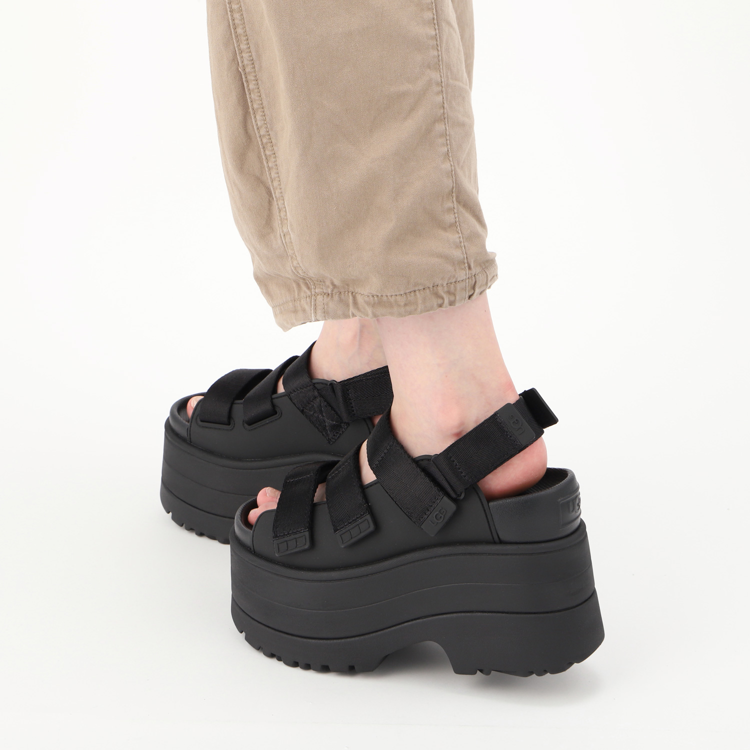 UGG ブラック サンダル ストラップ付き UGG アグ サンダル ストラップサンダル ニューハイツ アンクル