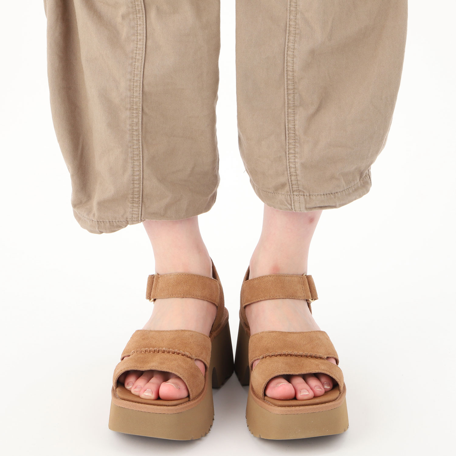 UGGの厚底ストラップサンダル「アシュトン アンクル」にオール
