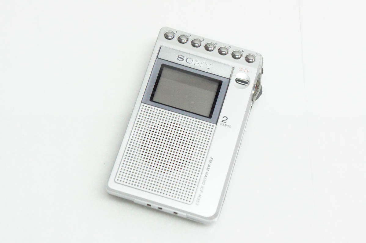 中古 SONYソニー FM/AM PLLシンセサイザーラジオ 名刺サイズラジオ ICF