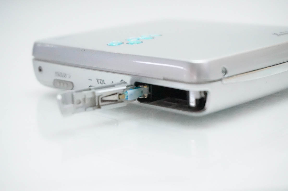 中古 SONYソニー ポータブルMDプレーヤー Hi-MDウォークマン MZ-EH50