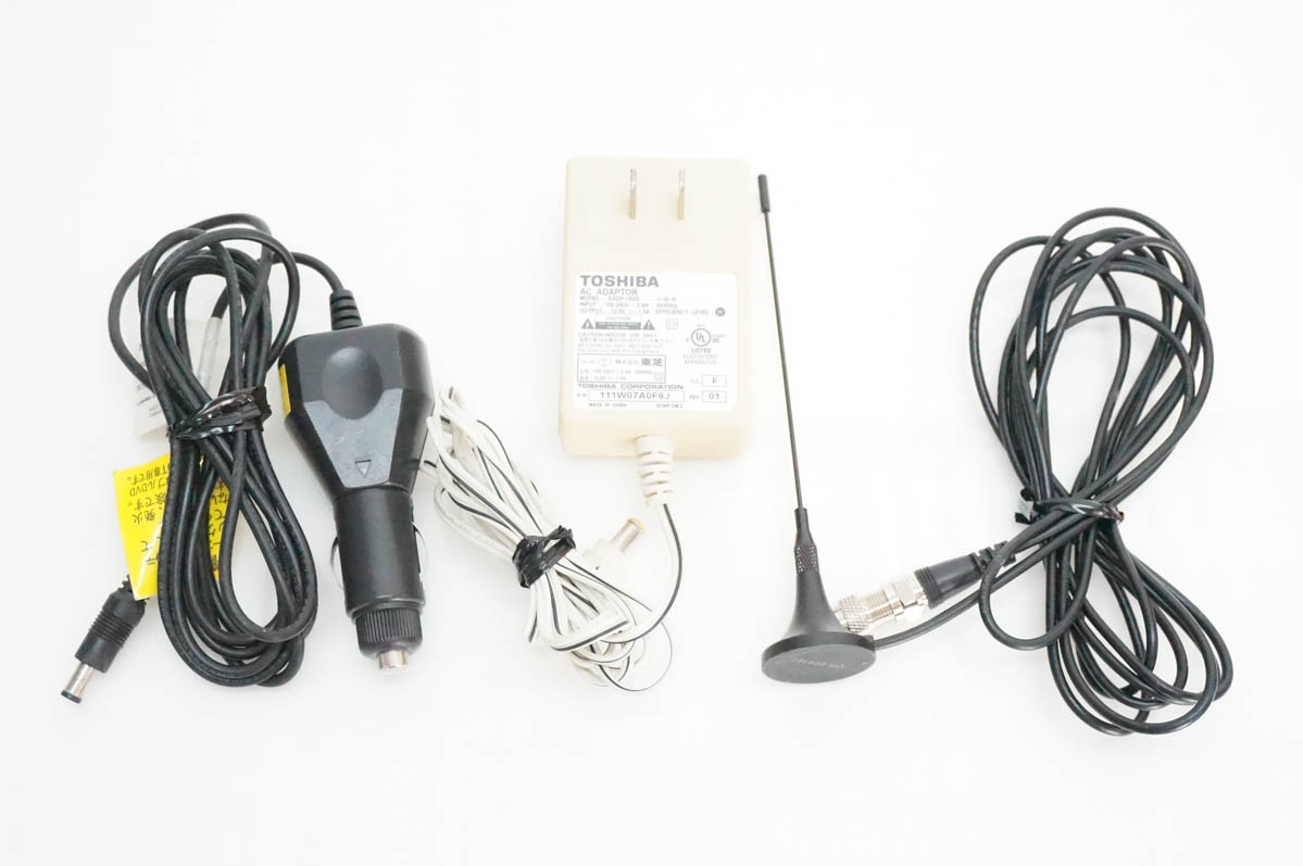 中古 東芝TOSHIBA 7V型ポータブルDVDプレーヤー ポータロウ SD-P75DTW