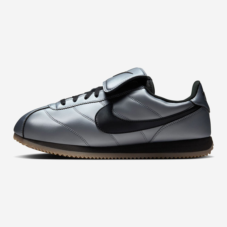 NIKE CORTEZ SE MTLC COOL GREY/BLACK-GUM DARK BROWN（ナイキ
