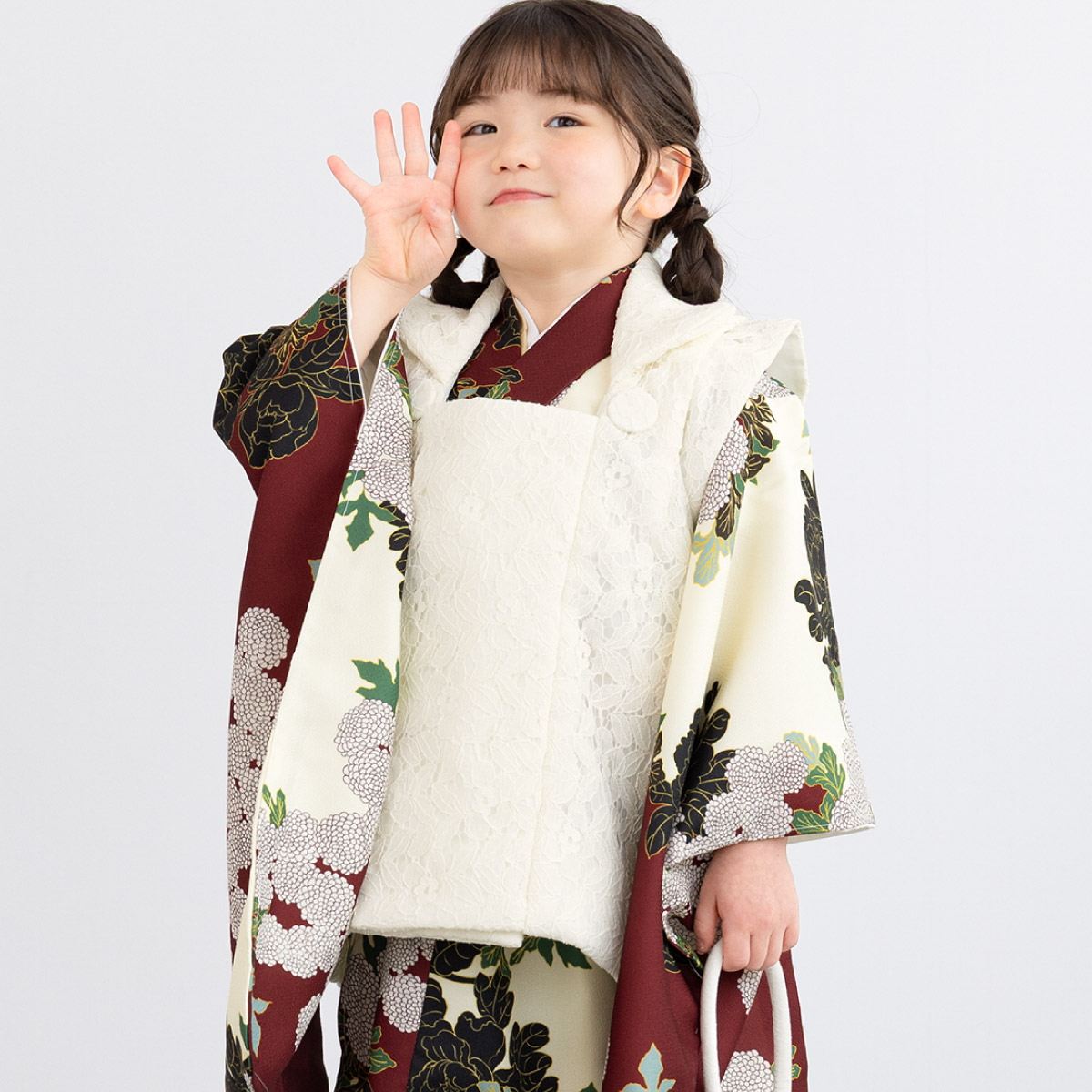 七五三 三歳女児 刺繍花紋の着物＆袴＆襦袢＆お草履のセット おまけに