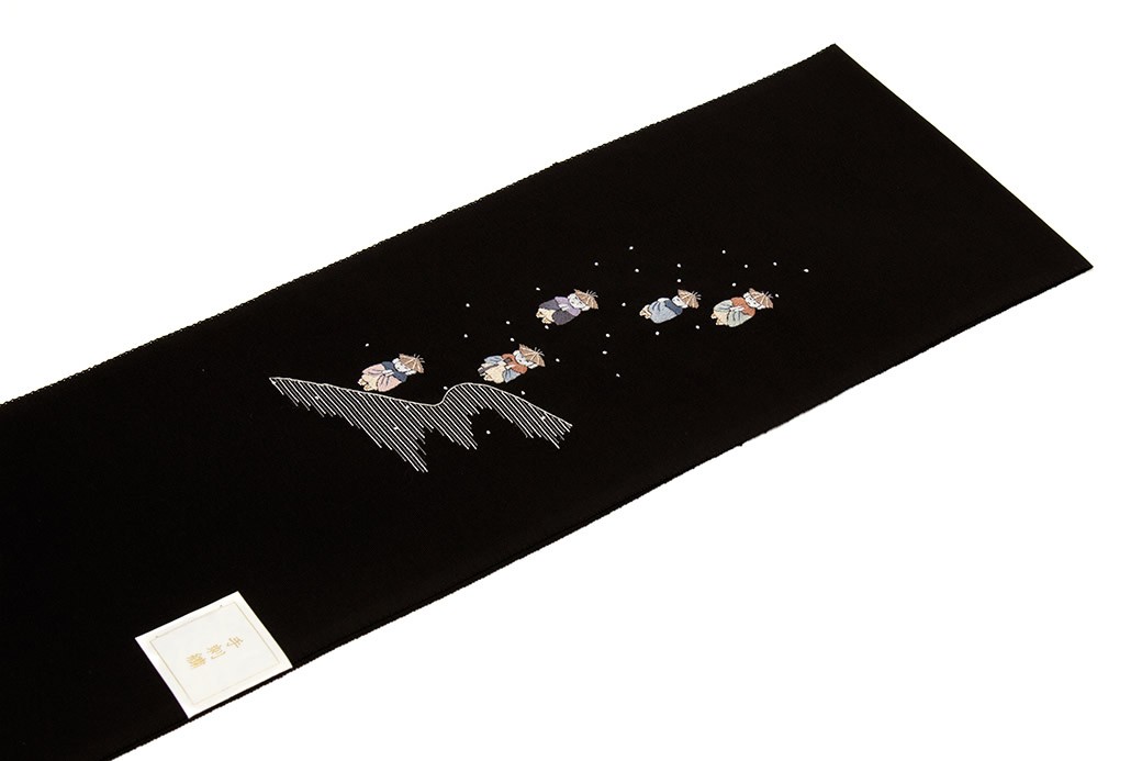 衿秀　刺繍半衿　正絹　黒地　暫　刀　琵琶　隈取り 衿秀 刺繍半衿 正絹 黒地 暫 刀 琵琶 隈取り