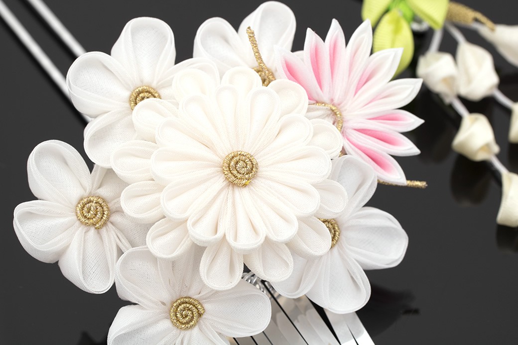 金襴や縮緬を使用した、つまみ細工の簪羽子板 ナチュラル 白桜