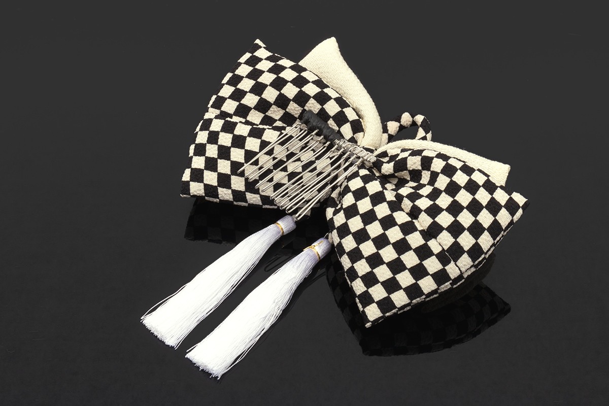 SOUBIEN 髪飾り リボン 白 黒 市松格子 丸ぐけ紐 縮緬 コーム式 髪留め