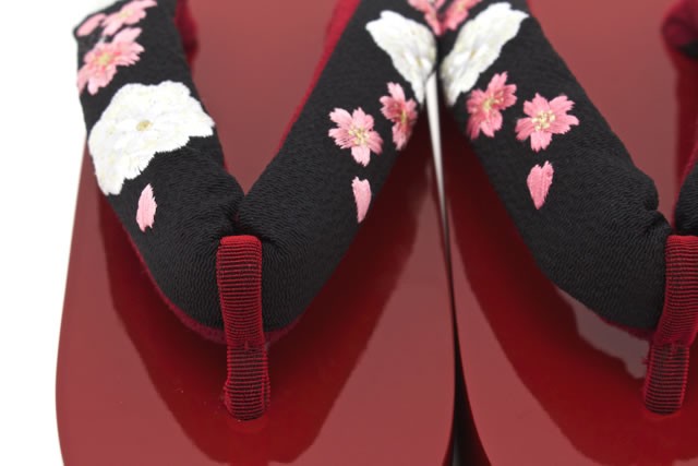 ぽっくり 下駄 黒 ブラック 赤 桜 さくら 丸菊 花 刺繍 こっぽり ごっぽり 舞妓さん風 花魁風 振袖 成人式 卒業式 SOUBIEN（創美苑） ぽっくり 下駄 朱赤 レッド 黒 桜 さくら 丸菊 花