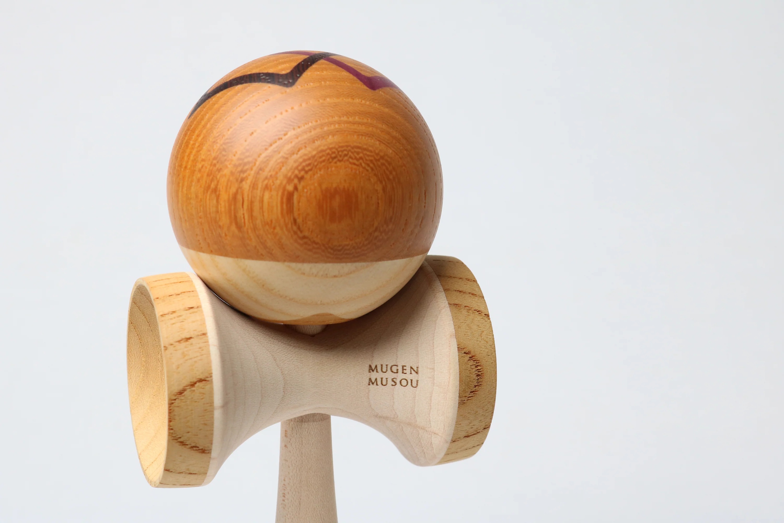 異なる木材を組み合わせた「美術品」と呼ぶにふさわしいけん玉 MUGEN