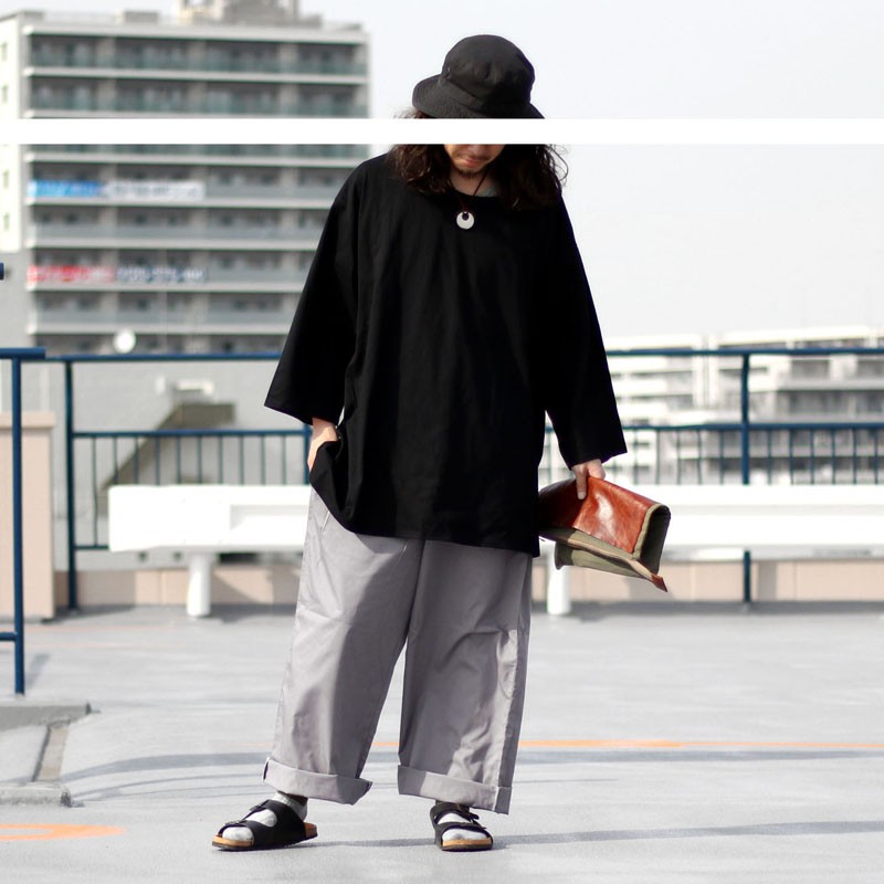 グレー　ワイドパンツ　全身　