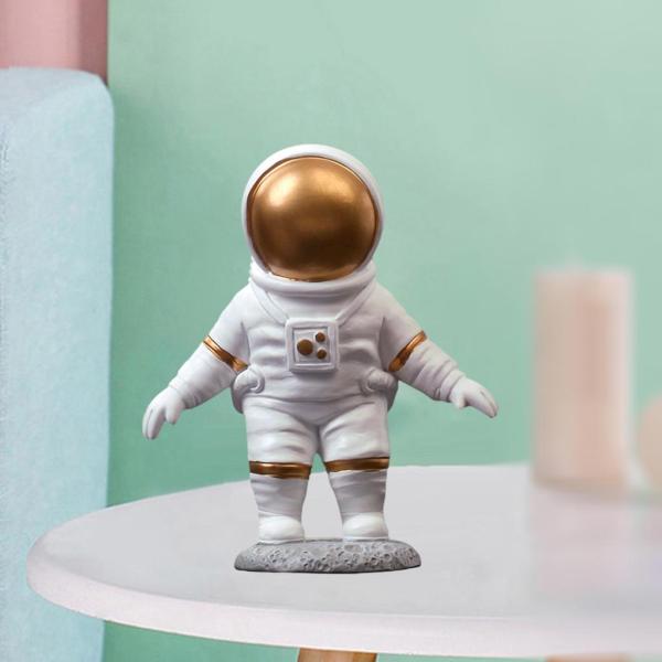 手作りの宇宙飛行士の像ホーム卓上宇宙飛行士の彫刻が立っています