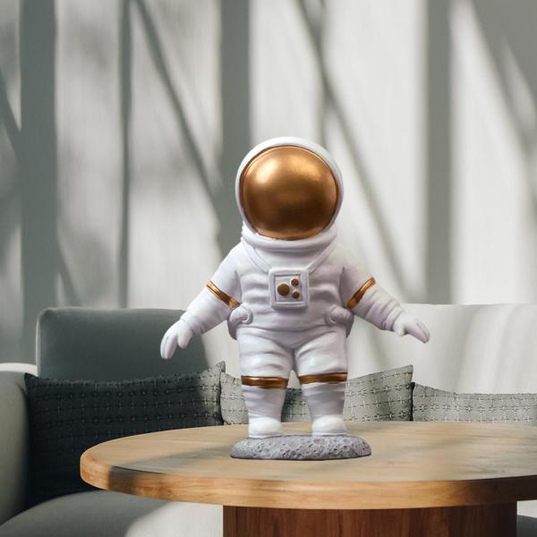 手作りの宇宙飛行士の像ホーム卓上宇宙飛行士の彫刻が立っています