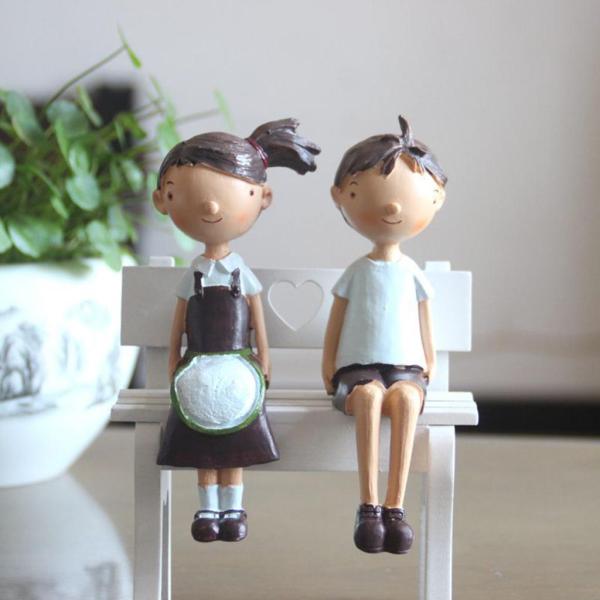 カップルのホームオフィスのためのデスクトップ飾りロマンチックな結婚式の贈り物の誕生日の樹脂の像