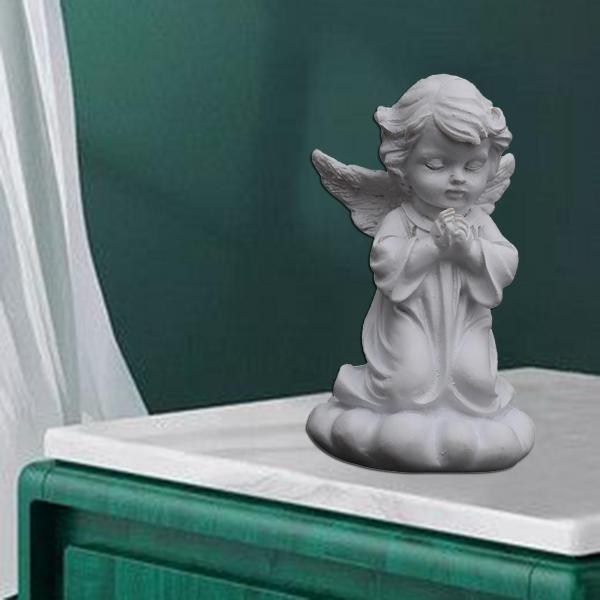 樹脂の女の子が祈って祈っている像のデスクトップの装飾品