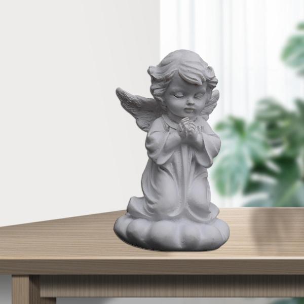 樹脂の女の子が祈って祈っている像のデスクトップの装飾品