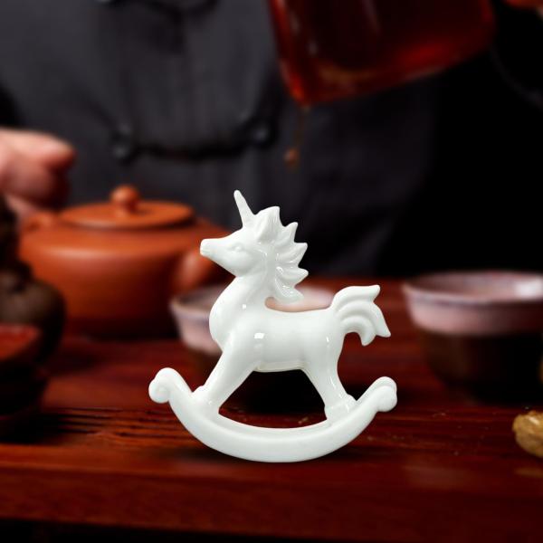 クリエイティブなロッキングホースの置物 収集価値のある装飾 本棚 キャビネット バー ホワイト