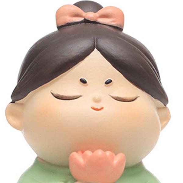 樹脂の置物彫刻家の窓の机の車の寝室の花が付いているかわいい女の子の彫像