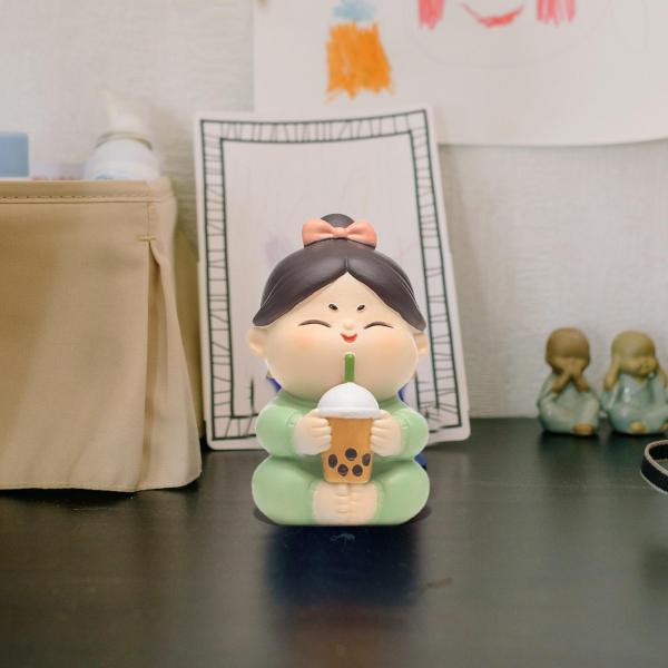 樹脂の置物彫刻家の窓の机の車の寝室のミルクティーが付いているかわいい女の子の彫像