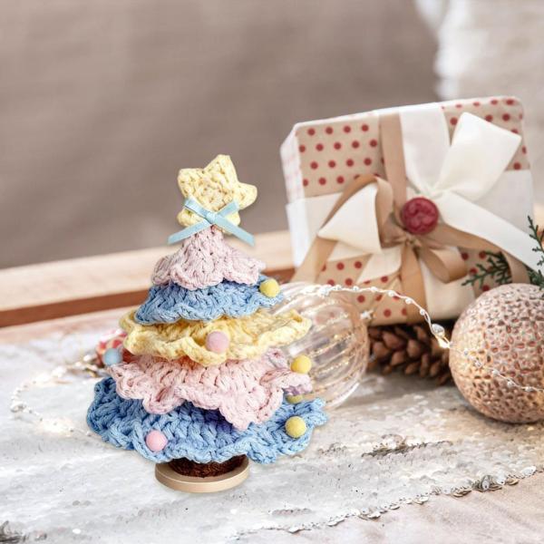 かぎ針編みのクリスマスツリーオーナメント。リビングルームやホリデーテーブルトップにぴったりの面白いデコレーション。マカロンカラー。