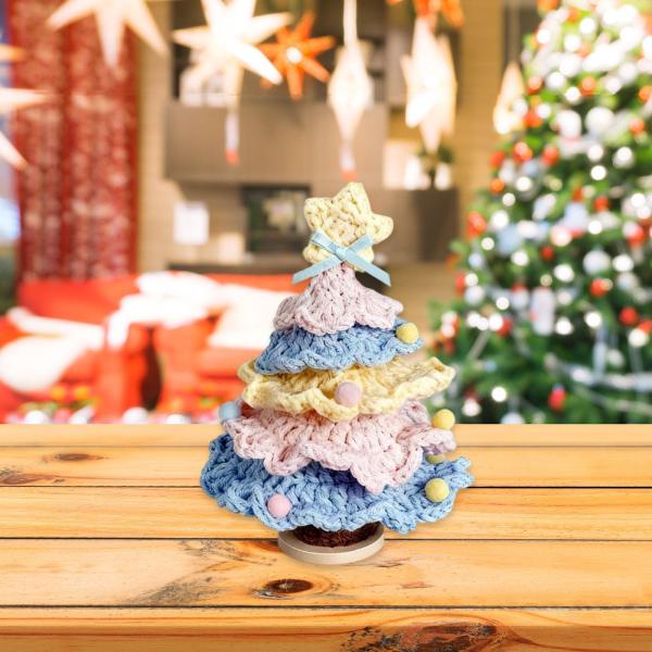 かぎ針編みのクリスマスツリーオーナメント。リビングルームやホリデーテーブルトップにぴったりの面白いデコレーション。マカロンカラー。