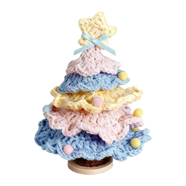 かぎ針編みのクリスマスツリーオーナメント。リビングルームやホリデーテーブルトップにぴったりの面白いデコレーション。マカロンカラー。