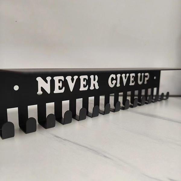 メダルハンガー メダルホルダー Never Give Up マウント 頑丈なトロフィー棚 メダル収納ラック ランニング 野球 レース ソフトボール用