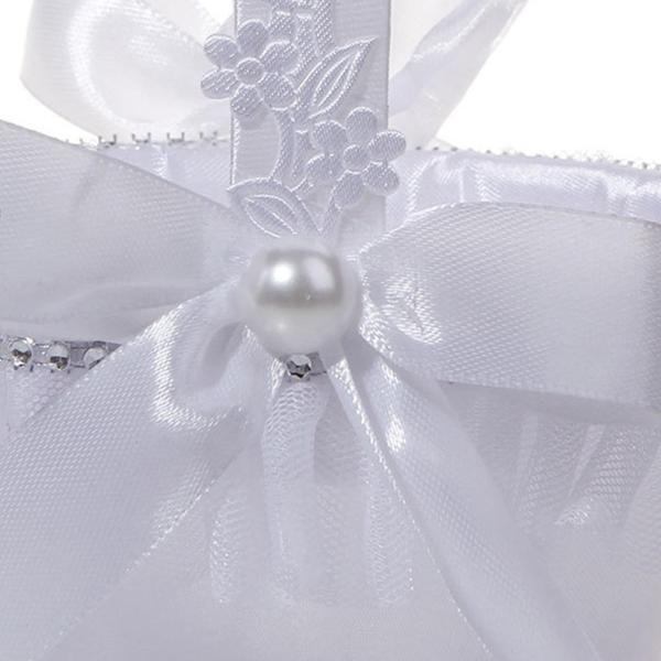 結婚披露宴の装飾のための蝶結び付きの白いフラワーガールバスケット