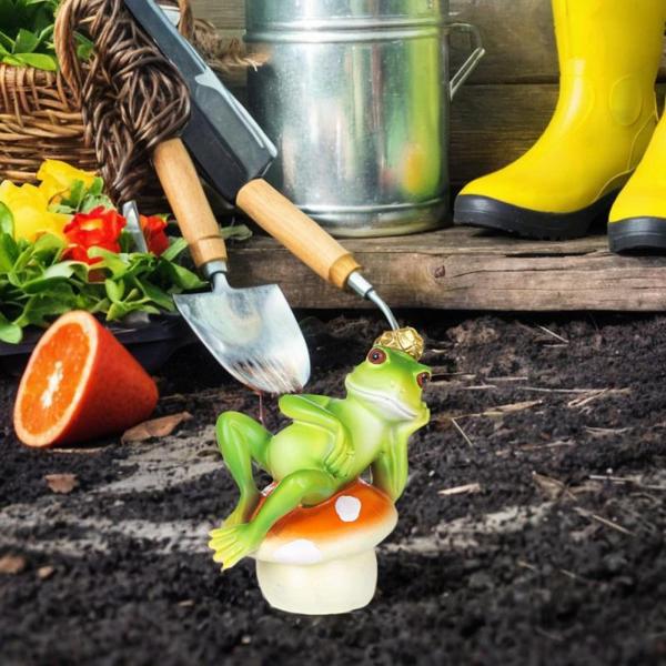 レジャー カエル キノコの上に座る 置物 芝生 飾り プール パティオ 装飾用 7x10x10cm