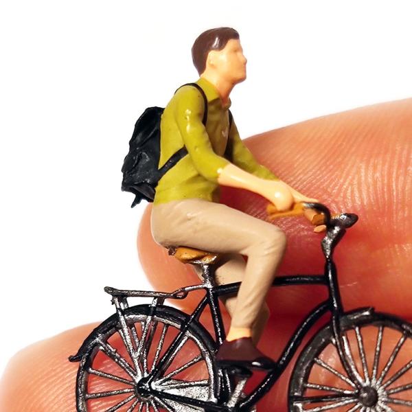 1/64人の置物自転車モデルグリーンに乗る小さな人