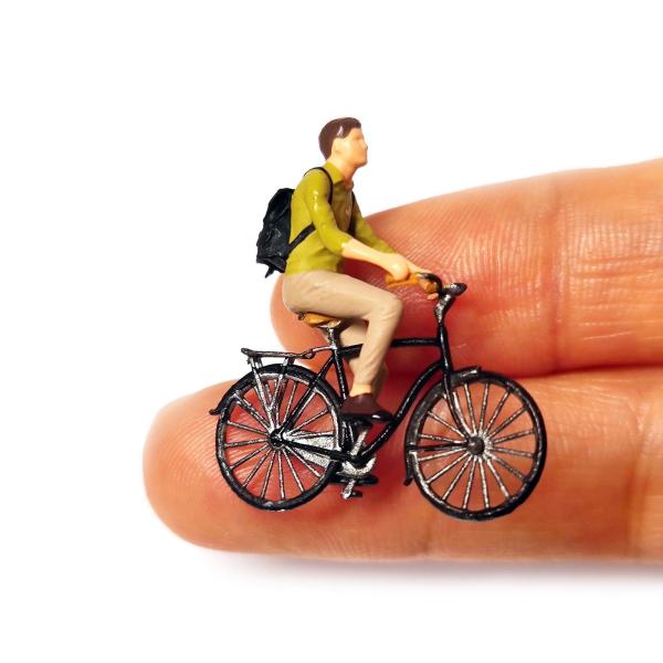 1/64人の置物自転車モデルグリーンに乗る小さな人