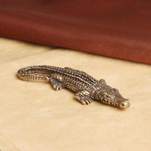 真鍮の動物の彫像 真鍮のワニの置物 ホームガーデンの装飾 金属製のミニチュアの机の装飾 動物の彫像の装飾 ミニチュアの置物
