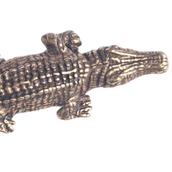 真鍮の動物の彫像 真鍮のワニの置物 ホームガーデンの装飾 金属製のミニチュアの机の装飾 動物の彫像の装飾 ミニチュアの置物