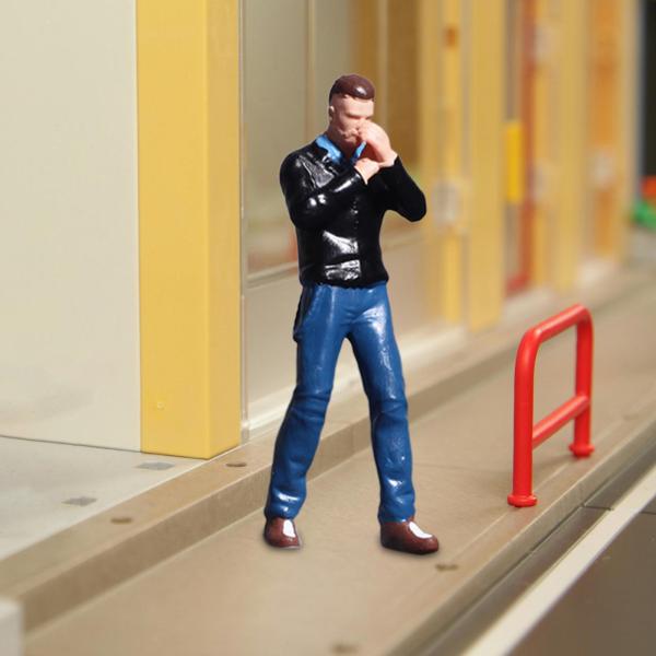 1:64スケールの人物像樹脂ジオラマストリート人物像DIYシーン用ジャケットを着た男性
