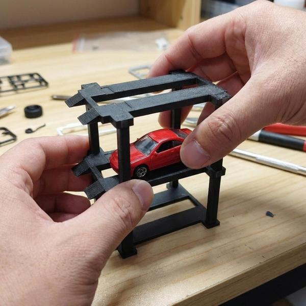 1/64スケール カーディスプレイスタンド ガレージシーン小道具 マイクロランドスケープ パーキングラック 3段 ブラック