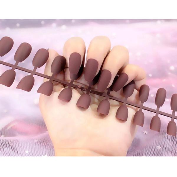 24個のDIYチャームフルアートナチュラルマットネイルのヒントネイルアートライトブラウンのパッチを押す