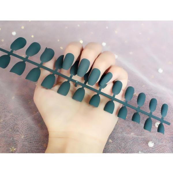 24個のDIYチャームフルアートナチュラルマットネイルのヒントネイルアートダークブルーのパッチを押す