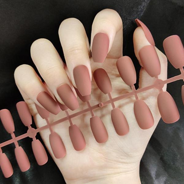 24個のDIYチャームフルアートナチュラルマットネイルのヒントネイルアートのパッチを押す深い肉質の肌