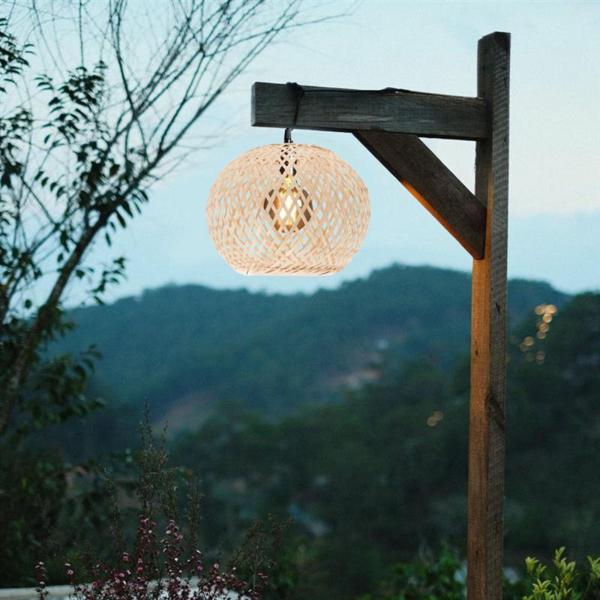 茶室のための素朴な手作りのランプをぶら下げ竹製のランプシェード