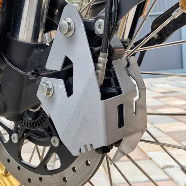 ヒマラヤシルバーのオートバイ用フロントブレーキキャリパープロテクターカバー装飾