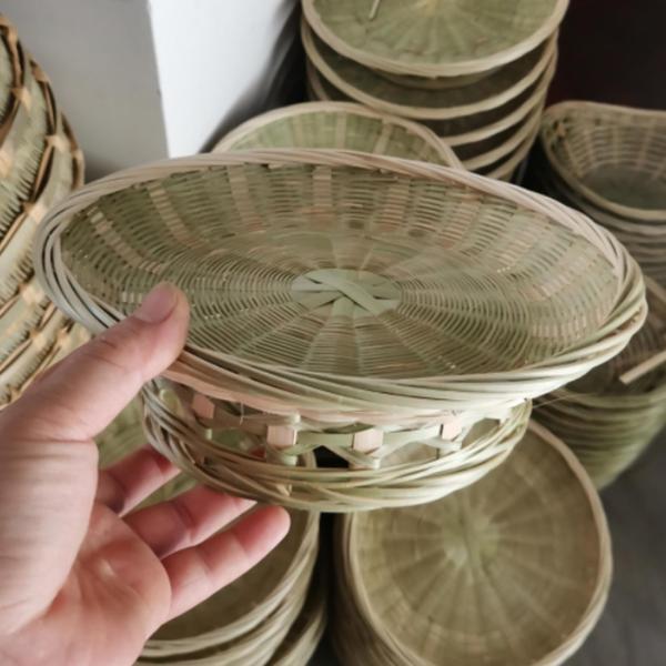竹バスケット 高脚ベース付き 竹編みパンバスケットトレイ DIY 装飾フルーツパンバスケット 籐収納バスケット 屋外用