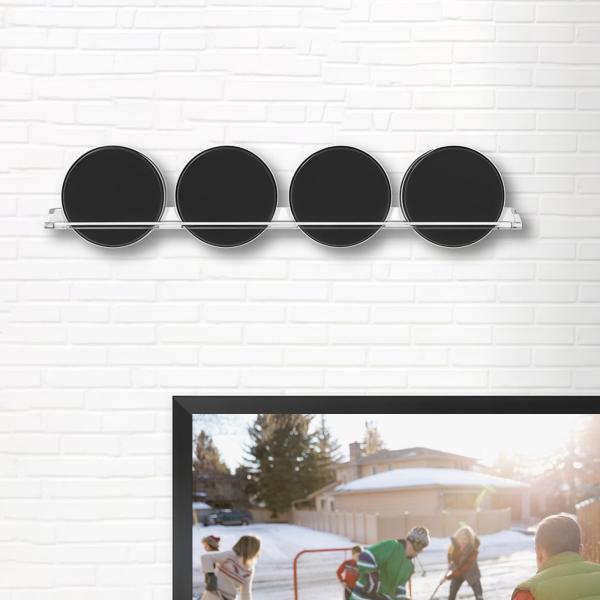 ホッケーパックディスプレイホルダーブラケット 4パック用 アクリル製クリアウォールラック 壁掛け用 選手記念品 チームギフト サイン入り