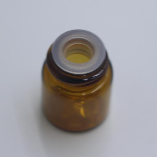 100個のアンバーガラスボトル1ml、スクリューキャップとストッパー付きエッセンシャルオイルボトル