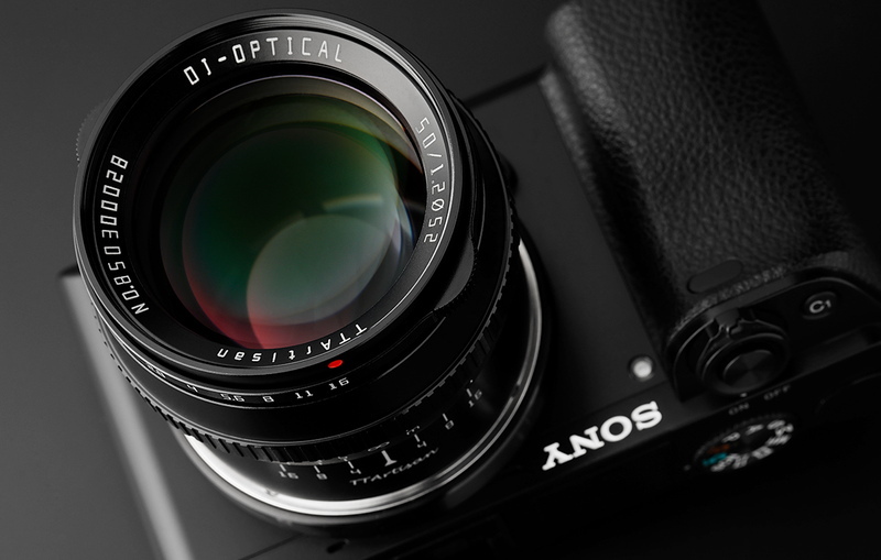 APS-Cセンサー対応、F1.2の中望遠レンズ