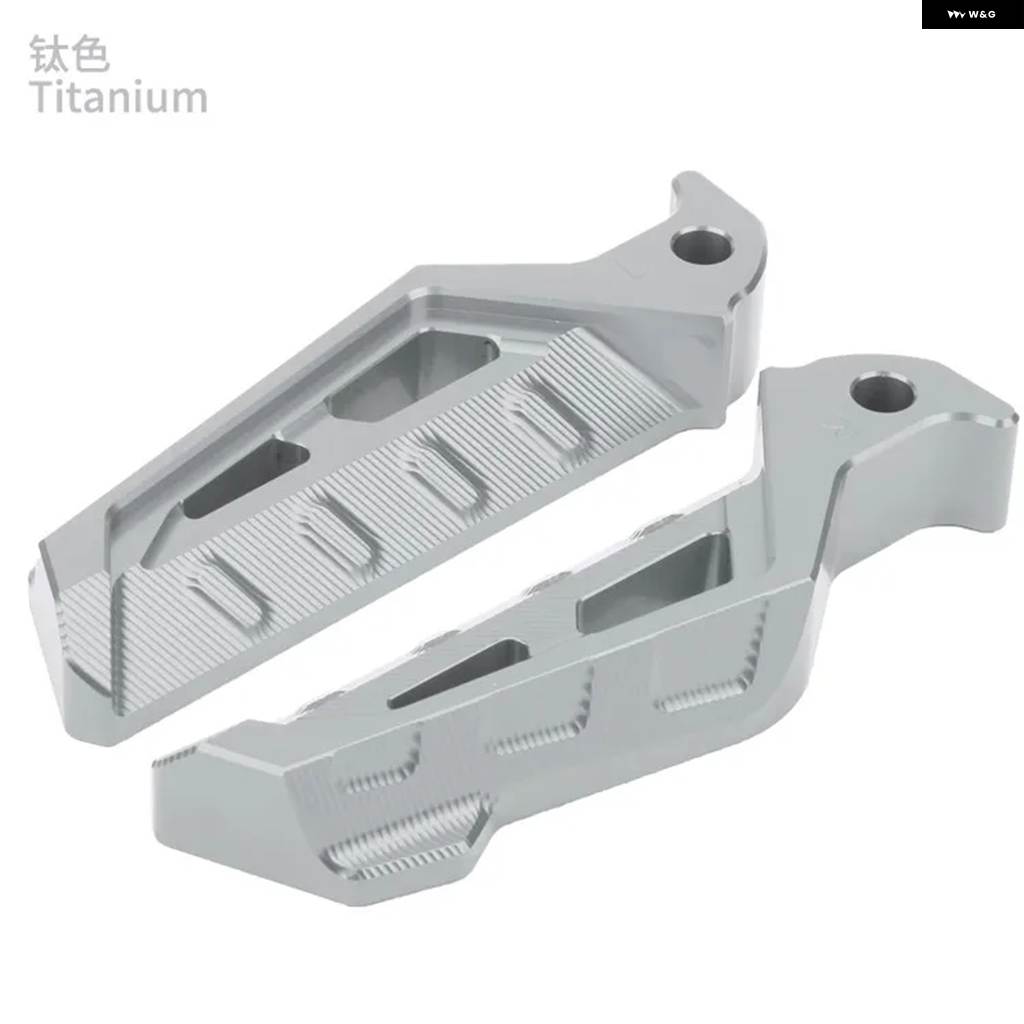 並行輸入品ヤマハ XMAX 400/300/250/125 バイク リアパッセンジャー フットレスト CNC リア フットペグ ペダル アクセサリーパーツの画像