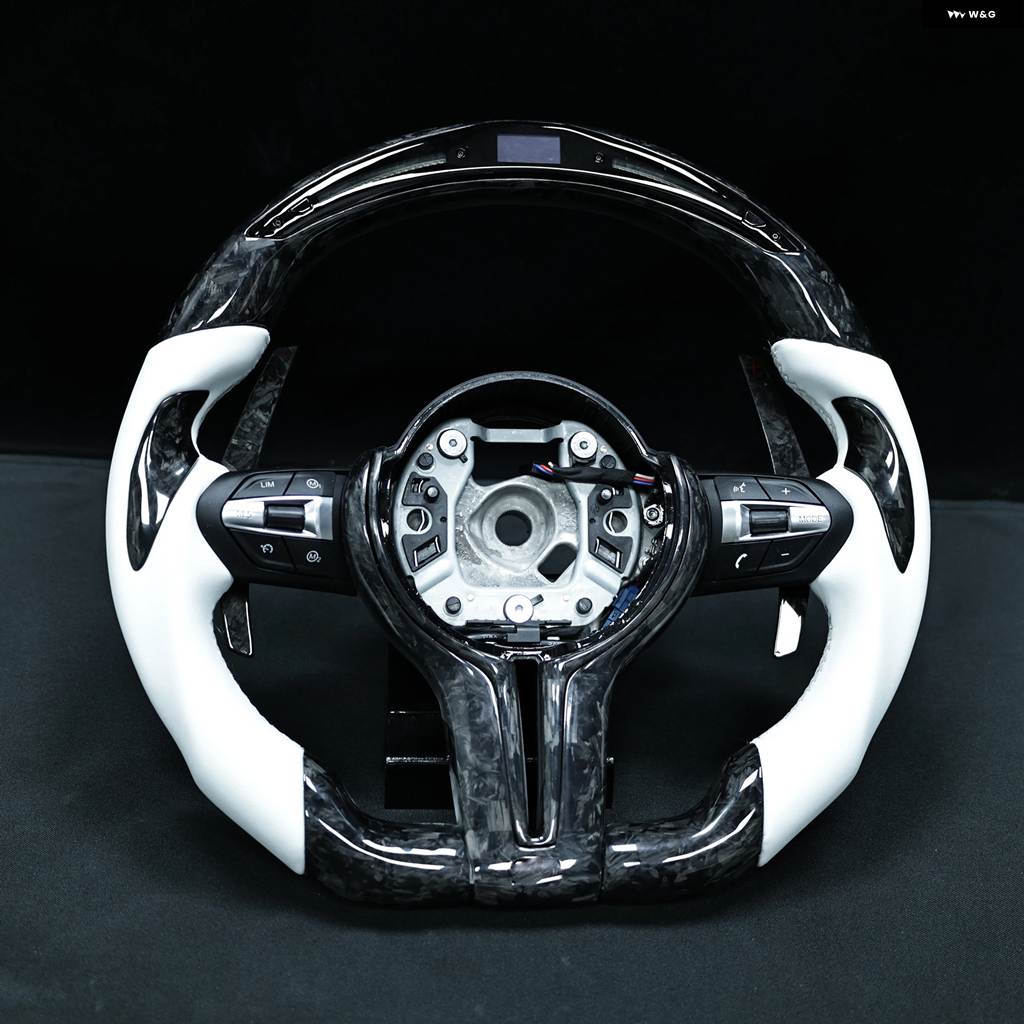 並行輸入品 LED ステアリングホイール カーボン BMW M1 M2 M3 M4 M5 M6 F30 F10 F15 F16 F32 F80 F82 3 4 5 6 X3 X5の画像