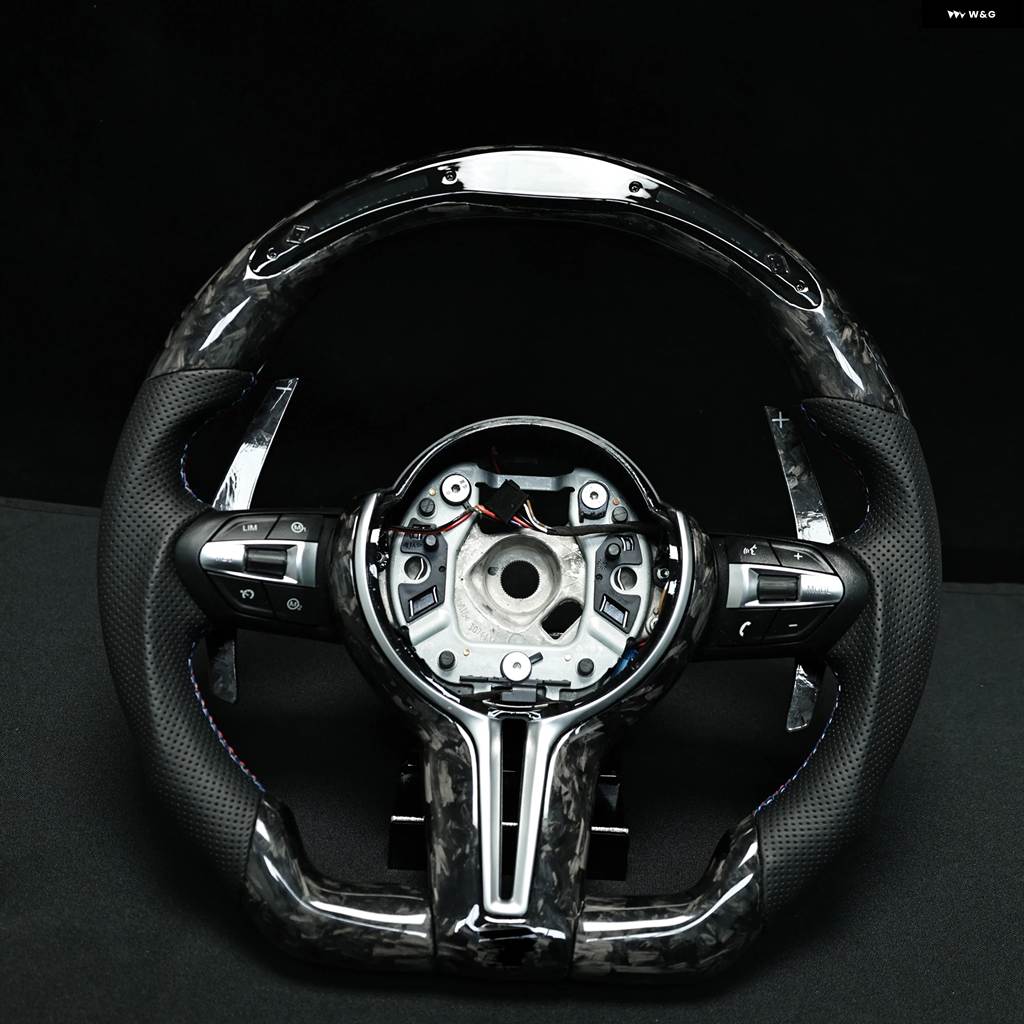 並行輸入品 LED ステアリングホイール カーボン BMW M1 M2 M3 M4 M5 M6 F30 F10 F15 F16 F32 F80 F82 3 4 5 6 X3 X5の画像